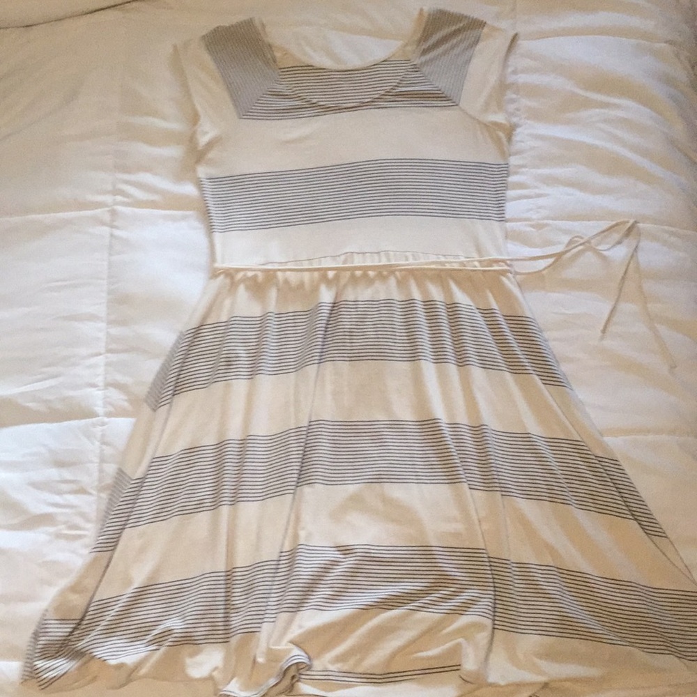 Cap sleeve cream & gray dress